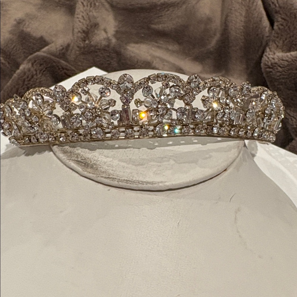 Elegant Silver Rhinestone & Crystal Tiara Variegated size Beading w Beauty
9/26